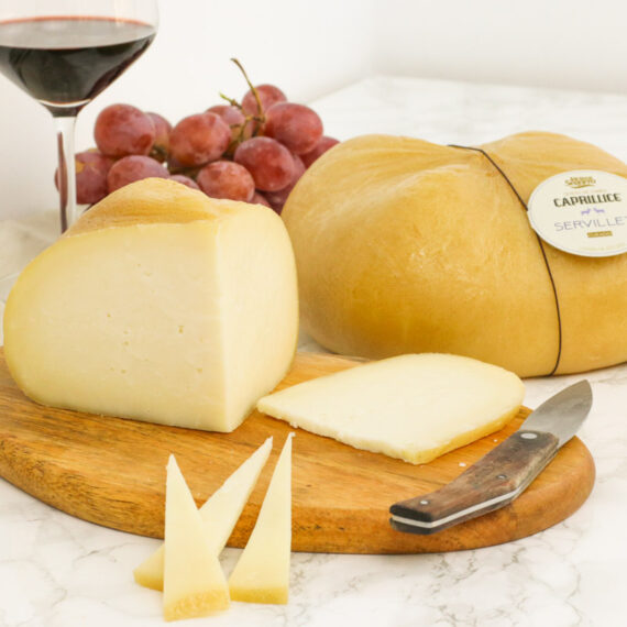 Queso servilleta curado de cabra, uno de nuestros quesos de la marca “CAPRILLICE“.