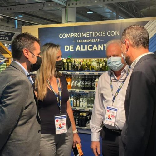 El alcalde de Elche y el presidente de la diputación en Alicante gastronómica apoyando a Lácteos Segarra