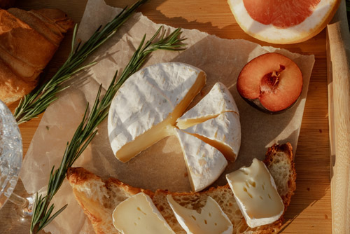 Bandeja de quesos para aprender a como conservar el queso en verano
