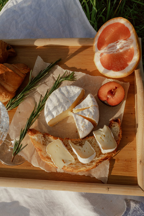 Bandeja de quesos para aprender a como conservar el queso en verano